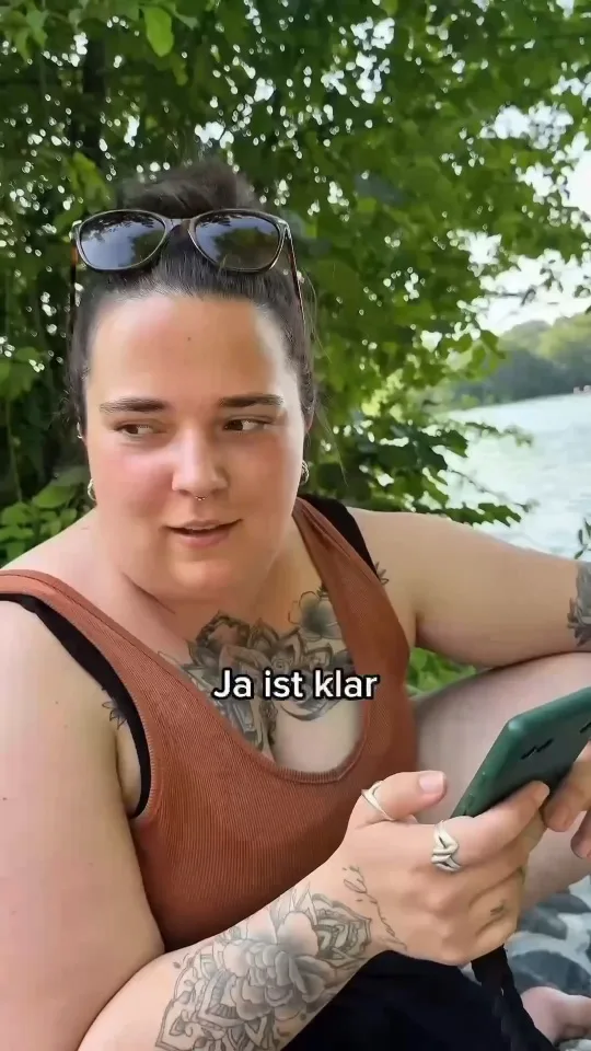 UGC ad for a mobile app: creator holding her phone with the caption "Ja ist klar"