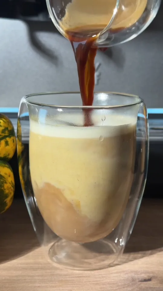 UGC ad for a kitchen brand: coffee being poured into a double-walled glass